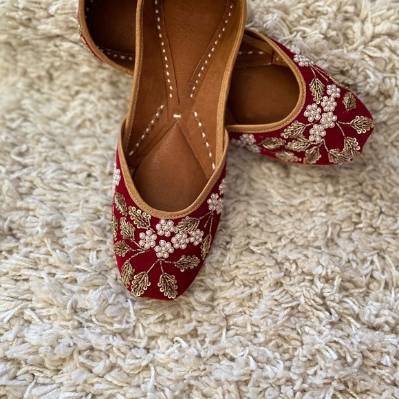 Red pearl and white beaded Shoes - Picture 4 of 6